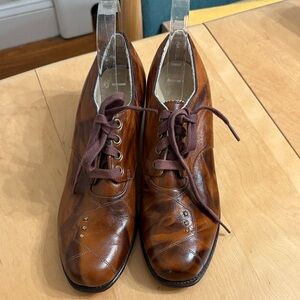 Women’s Vintage Brown Leather Lace-up shoes with Heel.  Size 8.5